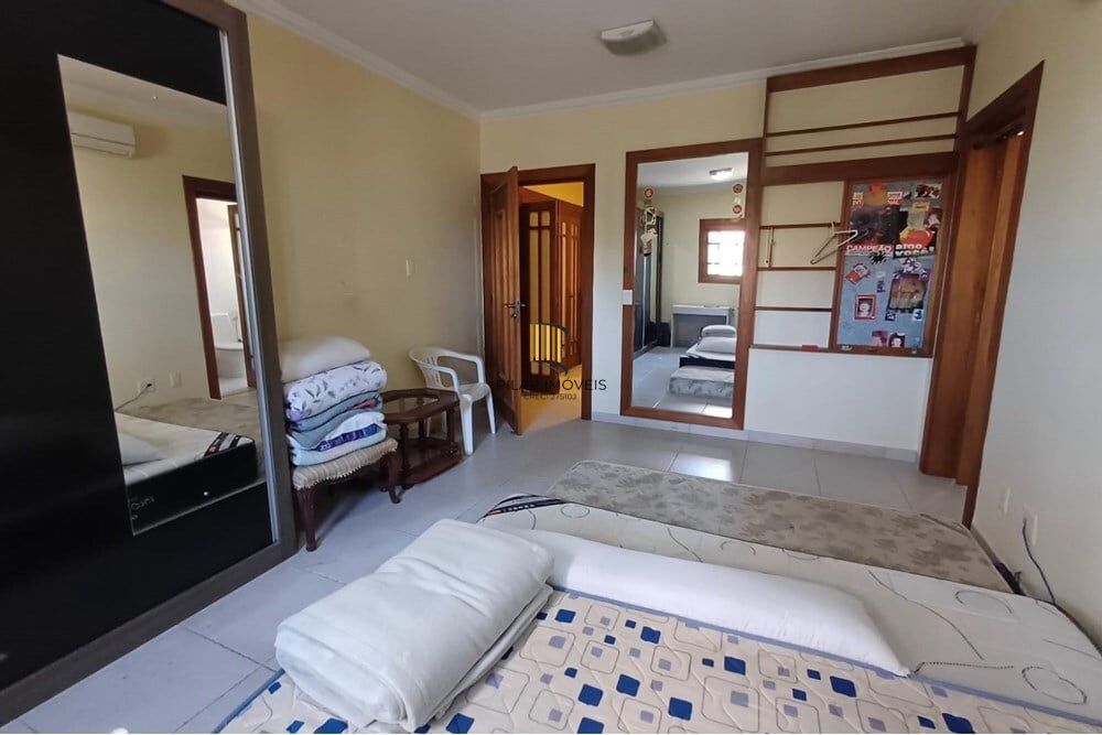 Casa 4 dormitórios no bairro Partenon