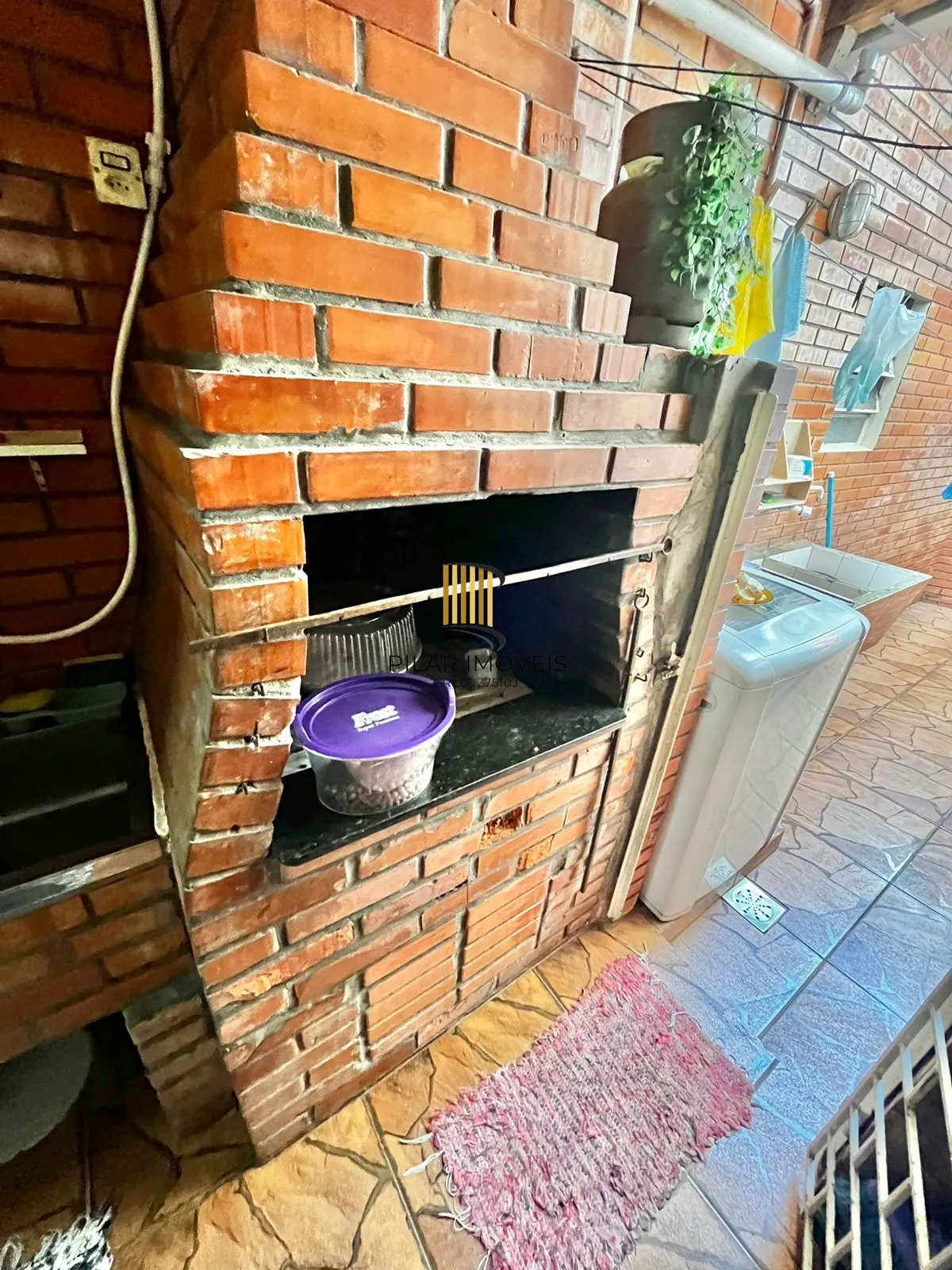 Apto térreo de 03 dorm, sala, banho, cozinha, reformado, com vaga de garagem.
