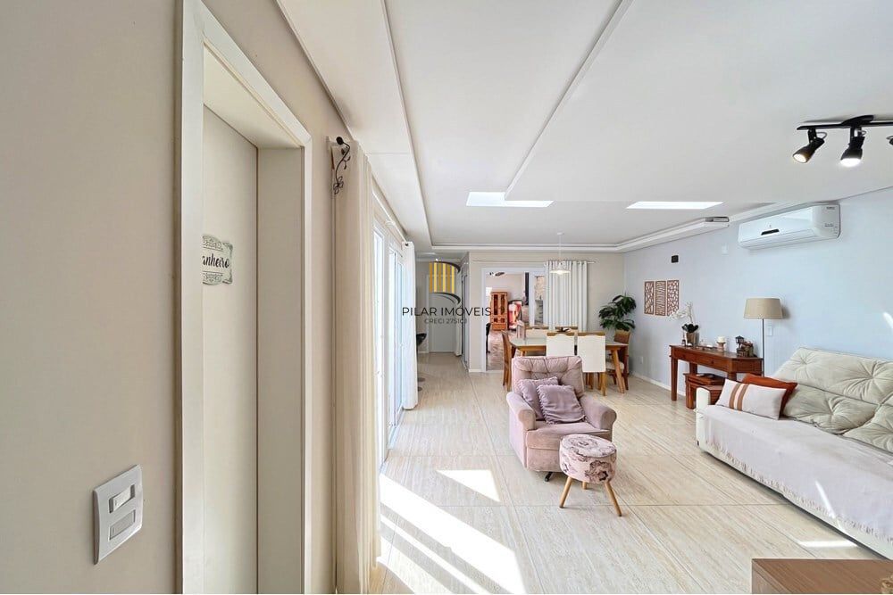 Casa 3 dormitórios no bairro Hípica
