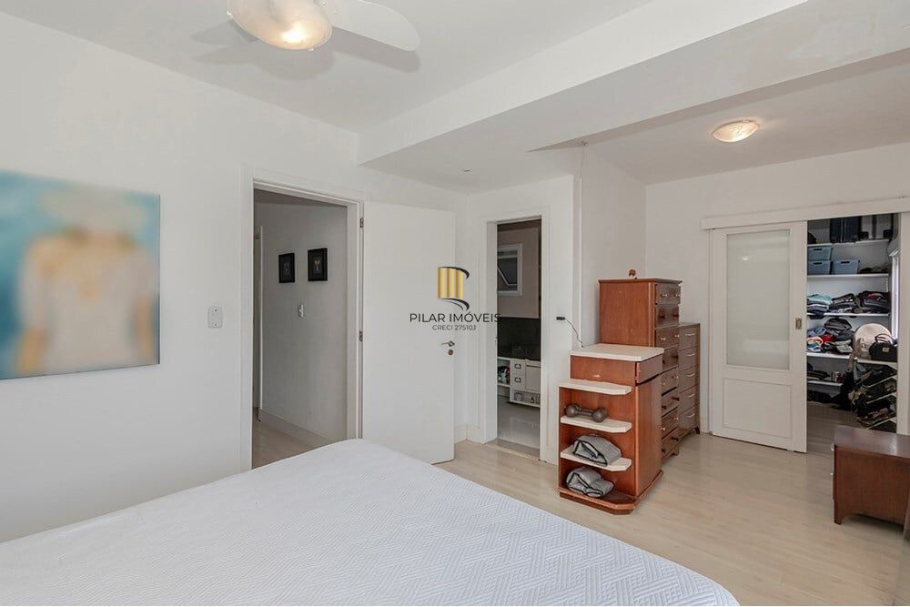 Casa 4 dormitórios no bairro Lomba do Pinheiro