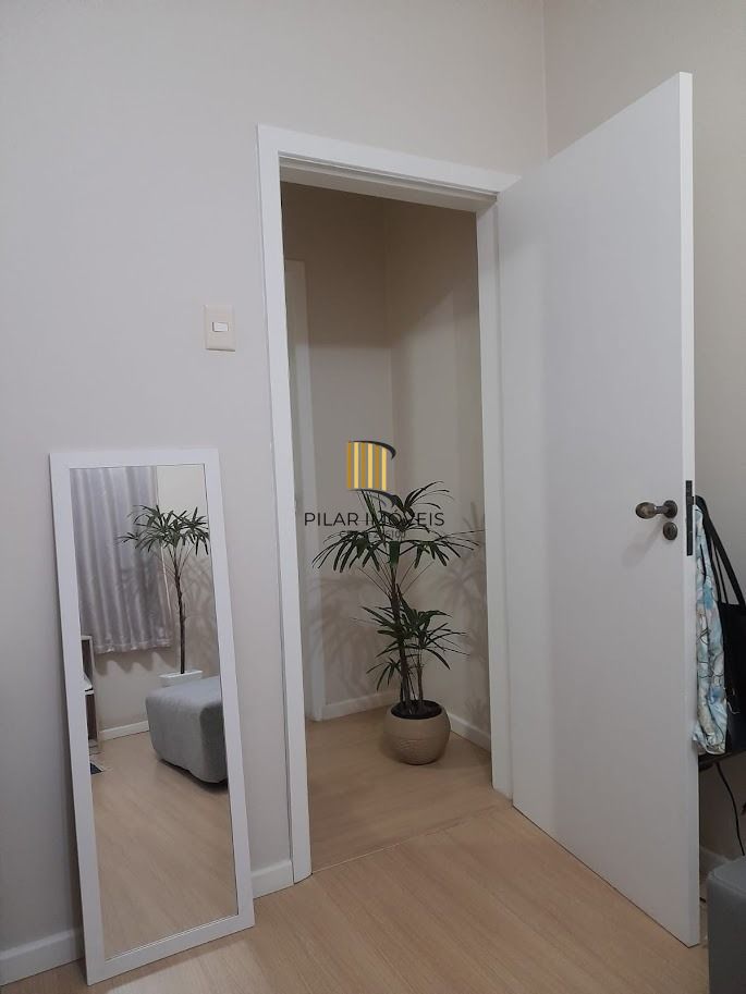 Vende apto de 02 dormitórios, sala, banheiro, cozinha e área de serviço
