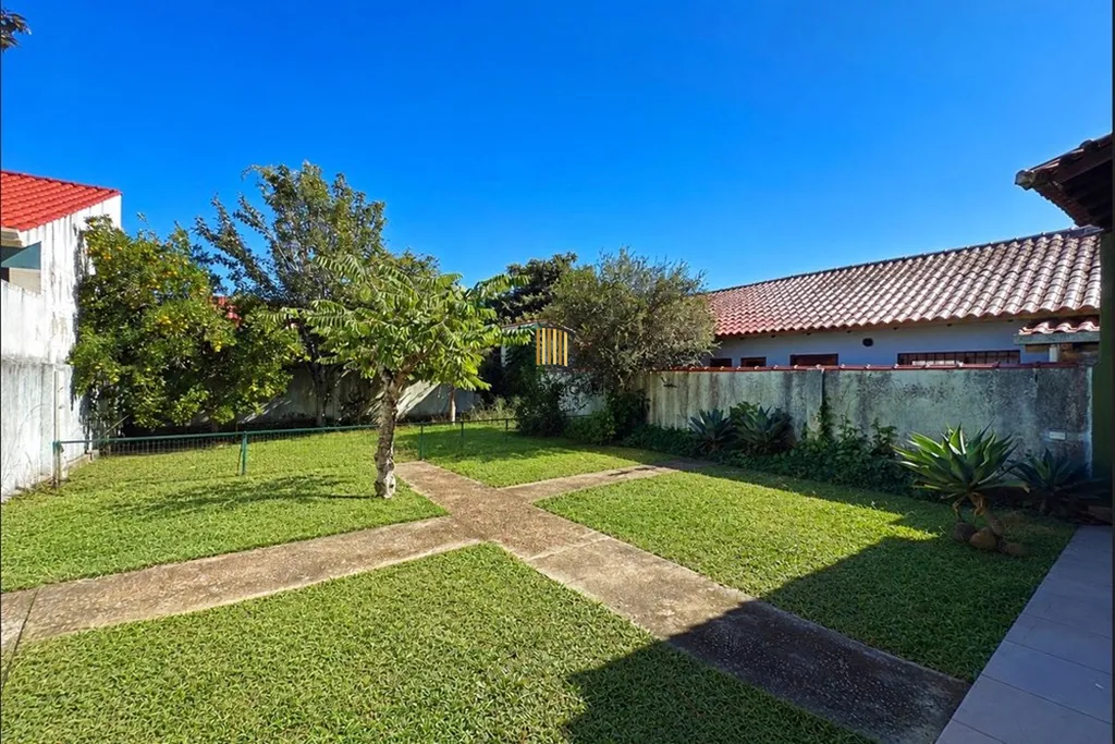 Casa 4 dormitórios no bairro Guarujá