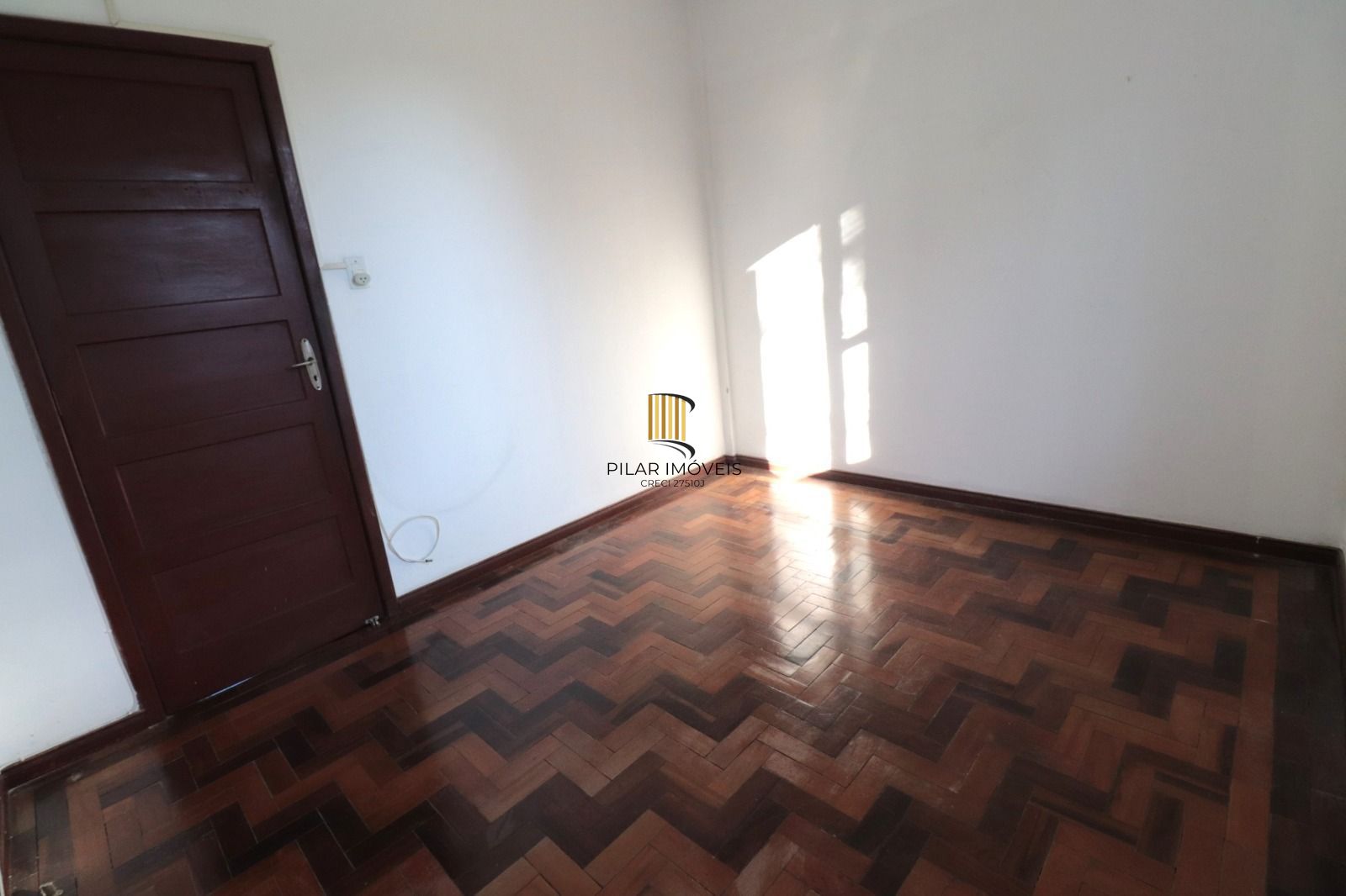 Apto no IAPI, 02 dorm com vaga de garagem