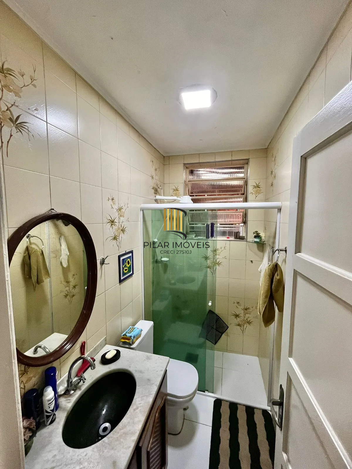 Apto térreo de 03 dorm, sala, banho, cozinha, reformado, com vaga de garagem.