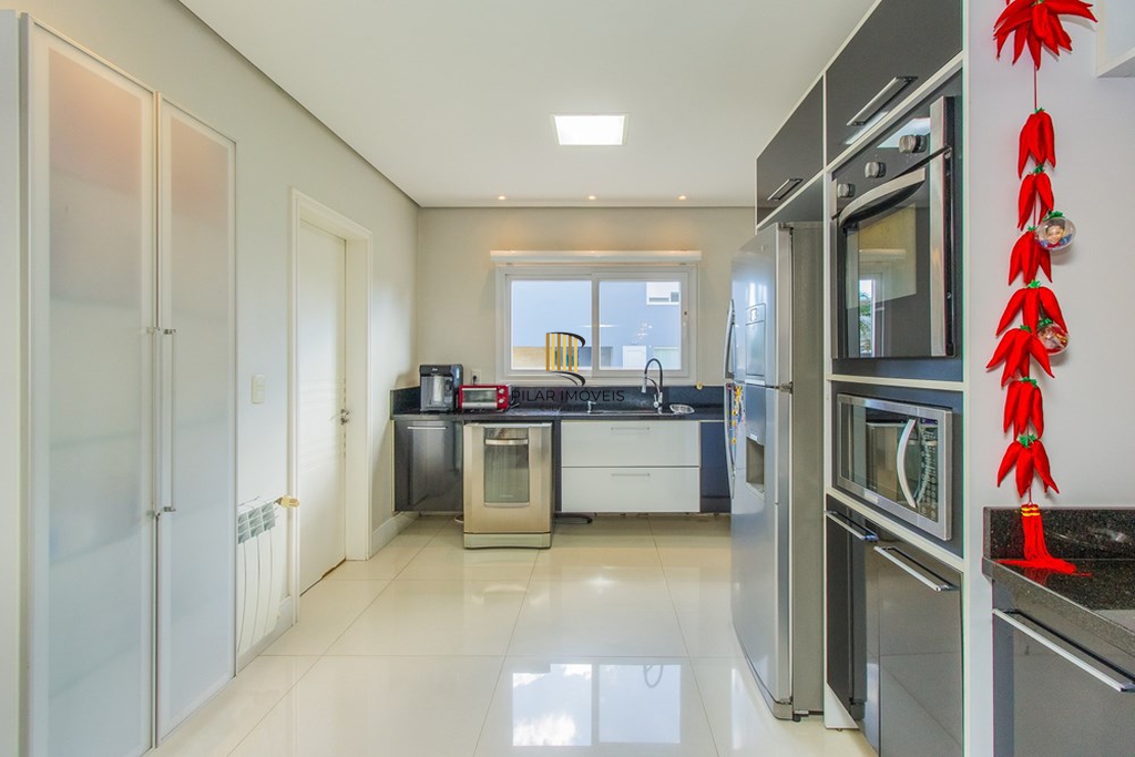 Casa 4 dormitórios no bairro Igara