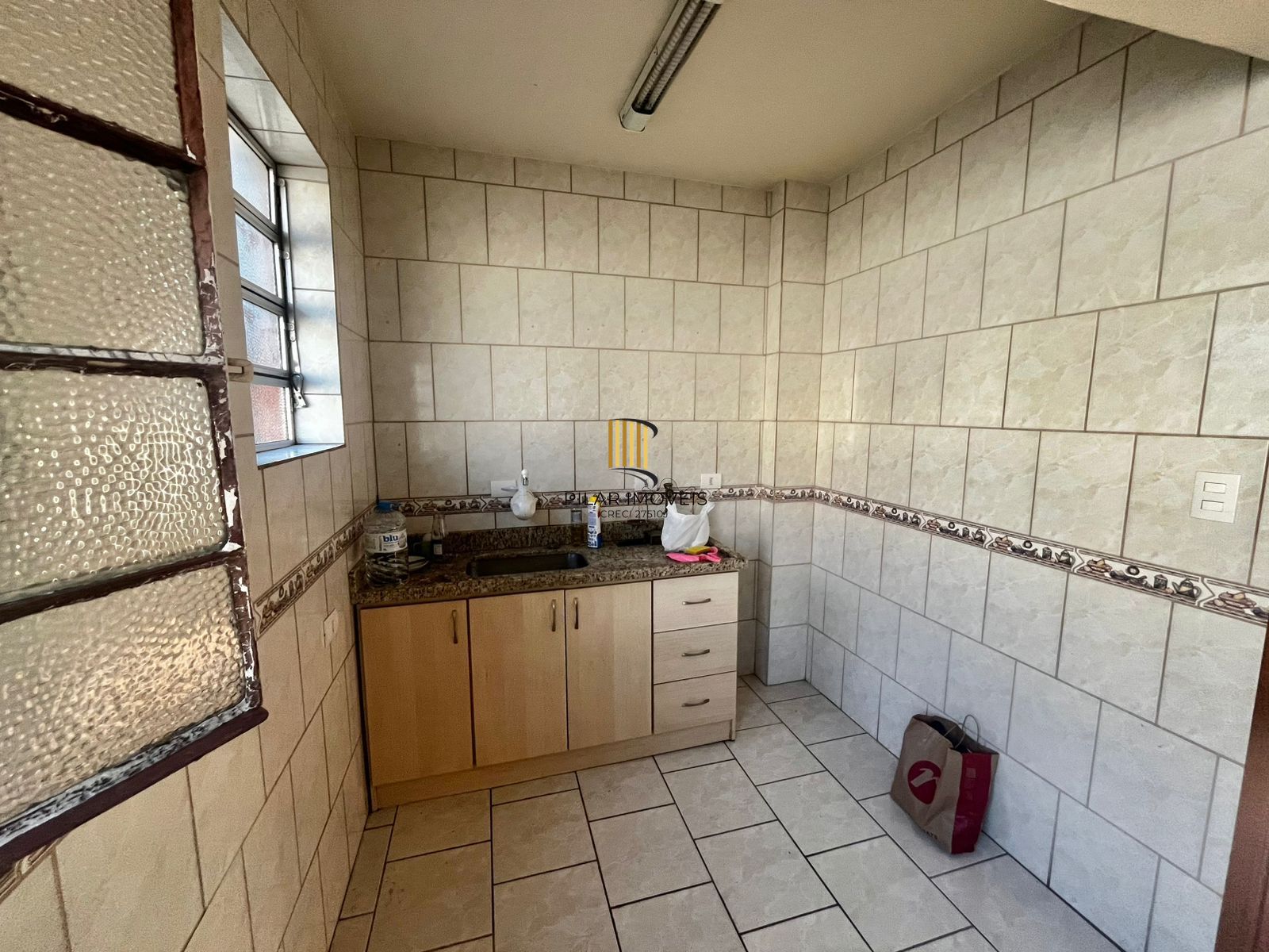 Apto de 02 dorm, sala, banho, cozinha, reformado, desocupado e vaga coberta.