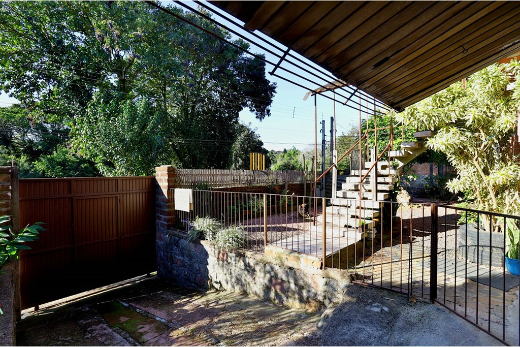 Casa 6 dormitórios no bairro Lomba do Pinheiro