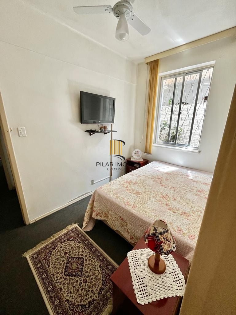 Vende-se apto térreo, com 03 dormitórios, sala com 02 ambientes