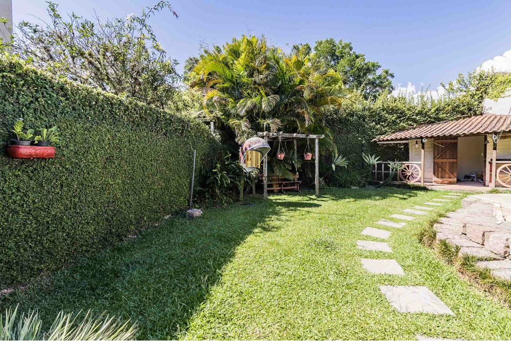 Casa 3 dormitórios no bairro Guarujá