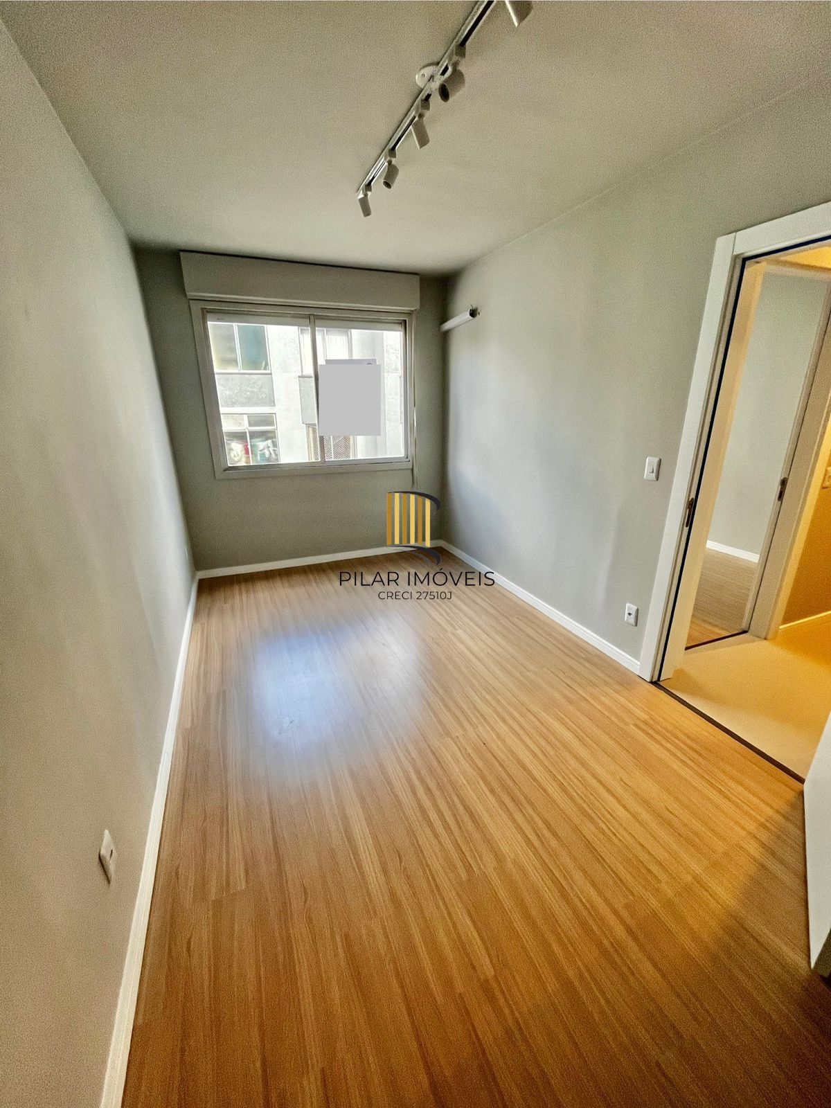 Apto 02 dorm reformado e vaga de garagem escriturada