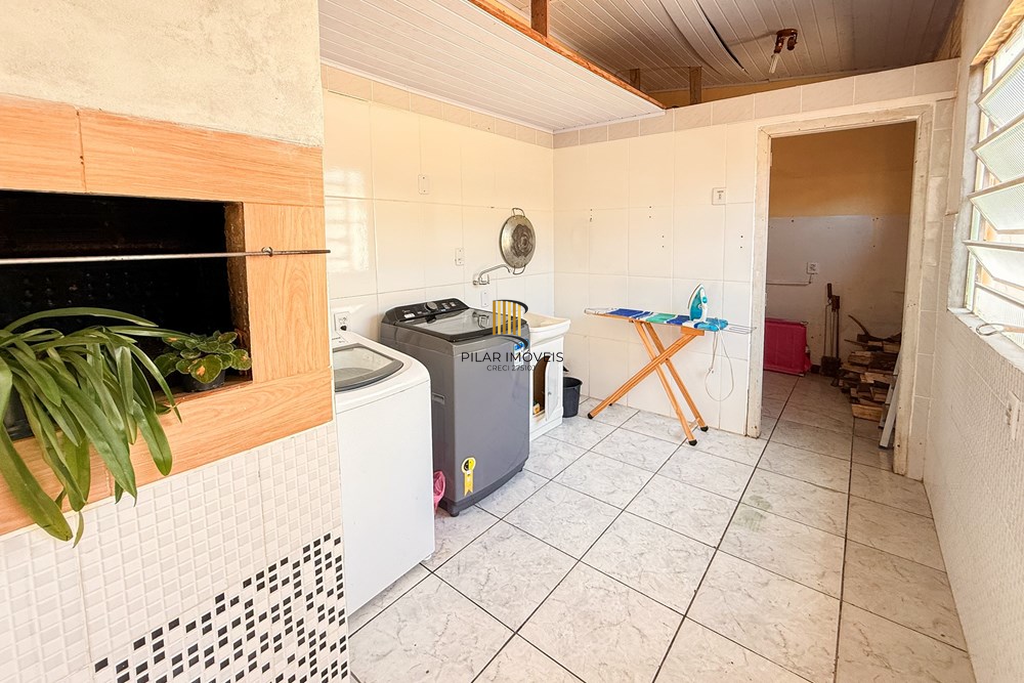 Casa 3 dormitórios no bairro Igara