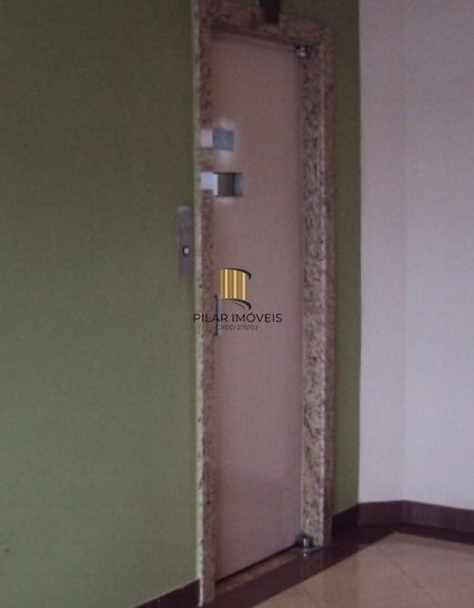 Ótima sala, com 02 vagas, prédio com elevador, no Passo da Areia
