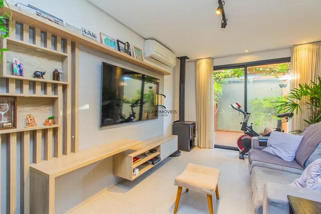 Casa 3 dormitórios no bairro Igara