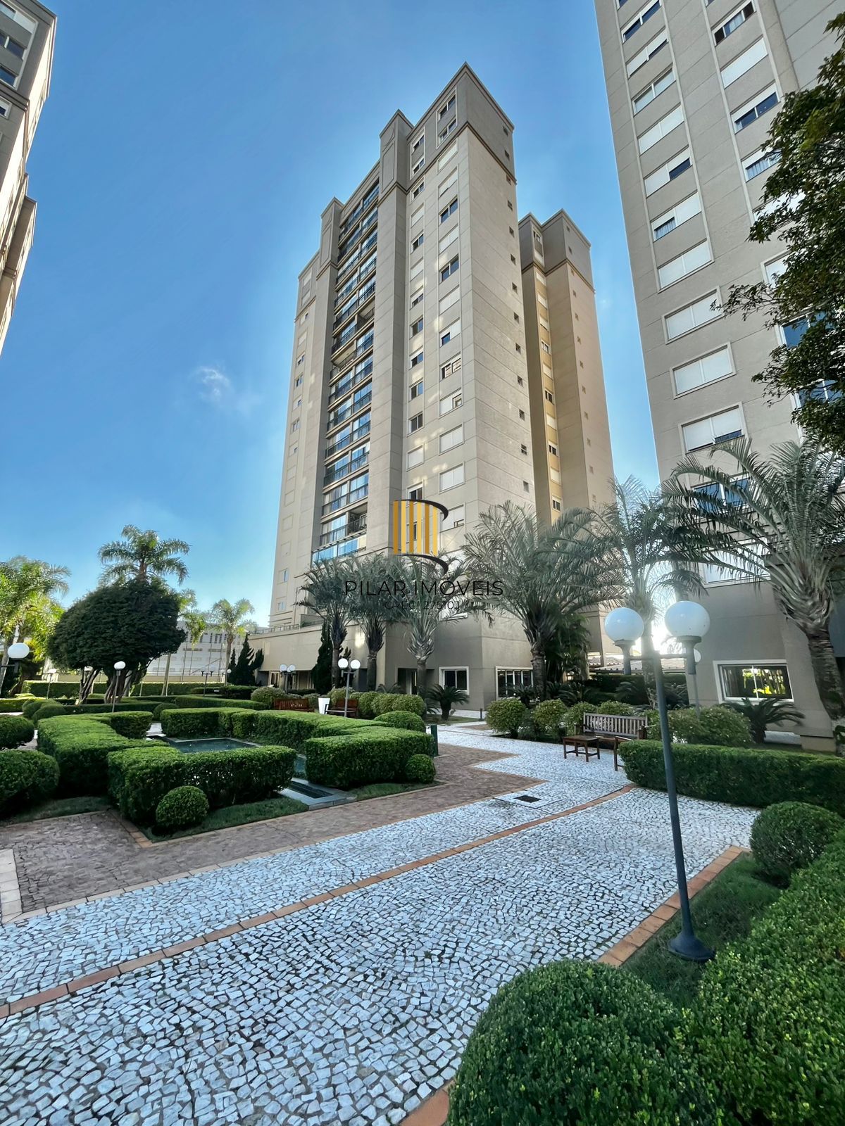 Lindo apto no Jardim Europa, 10º andar, sol e vista, mobiliado, 02 vagas fixas
