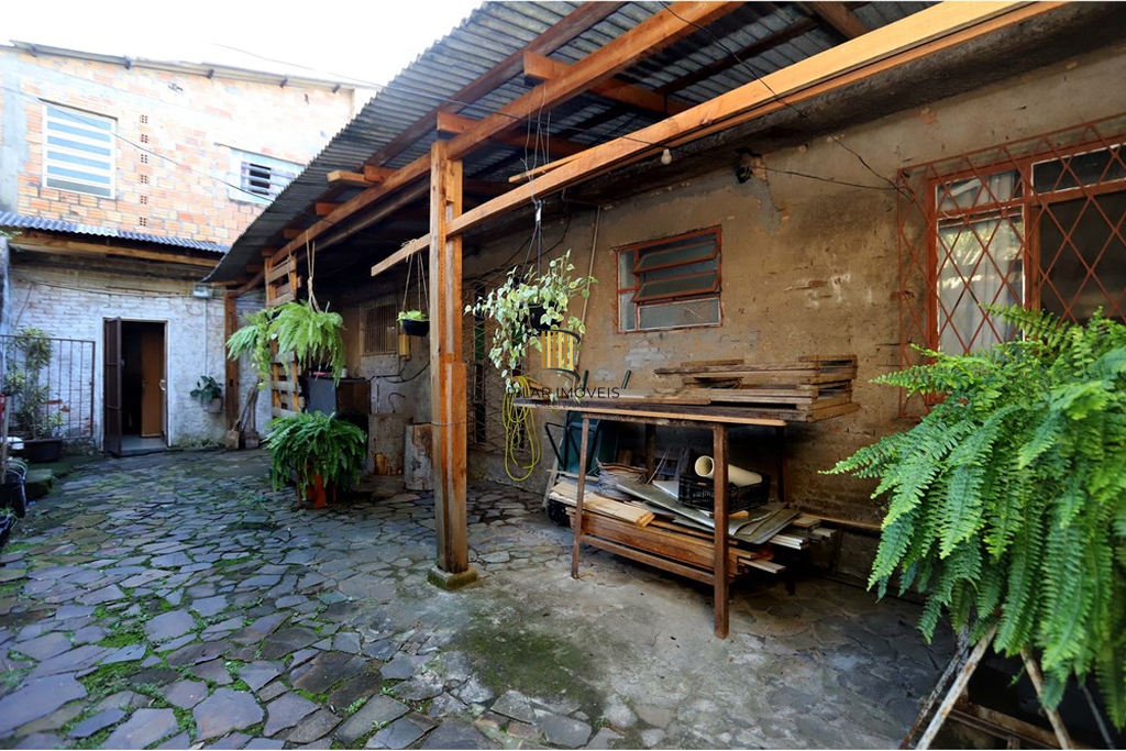 Casa 6 dormitórios no bairro Lomba do Pinheiro