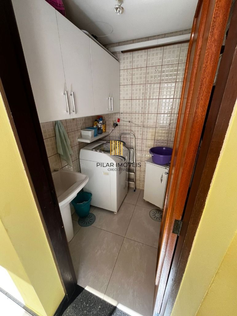 Apto no Passo da Areia de 03 dorm com suíte, sala com 02 ambientes e 01 vaga