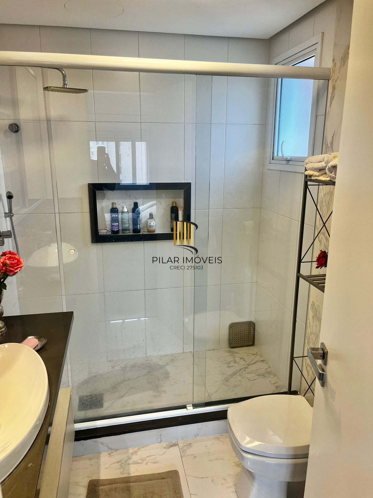 Apto de 03 dorm, sendo 01 suíte, 02 vagas, 103 m2, na João Obino, semi mobiliado