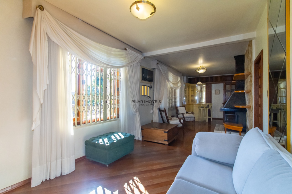 Casa 5 dormitórios no bairro Partenon
