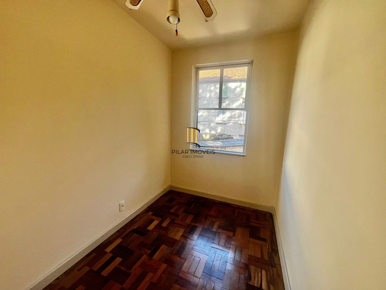 Apto de 02 dorm, sala, banho, cozinha, reformado, desocupado e vaga coberta.