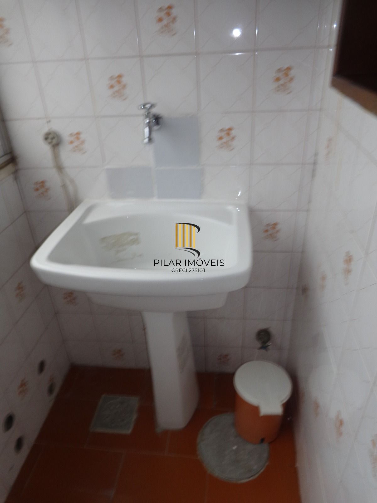 01 dormitório com 50 m2, prédio com elevador