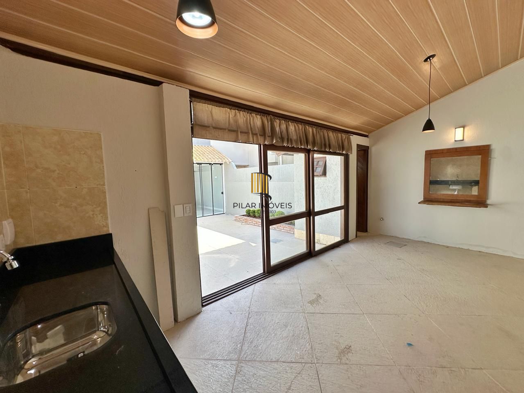 Casa 3 dormitórios no bairro Hípica