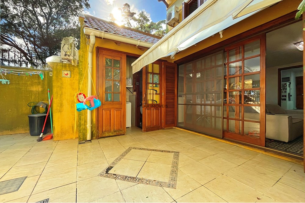 Casa de Condomínio 3 dormitórios no bairro Pedra Redonda
