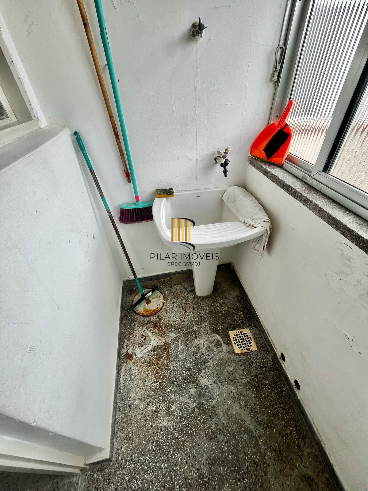 Apto de 01 dorm no Passo da Areia, sala, cozinha, banheiro e área.