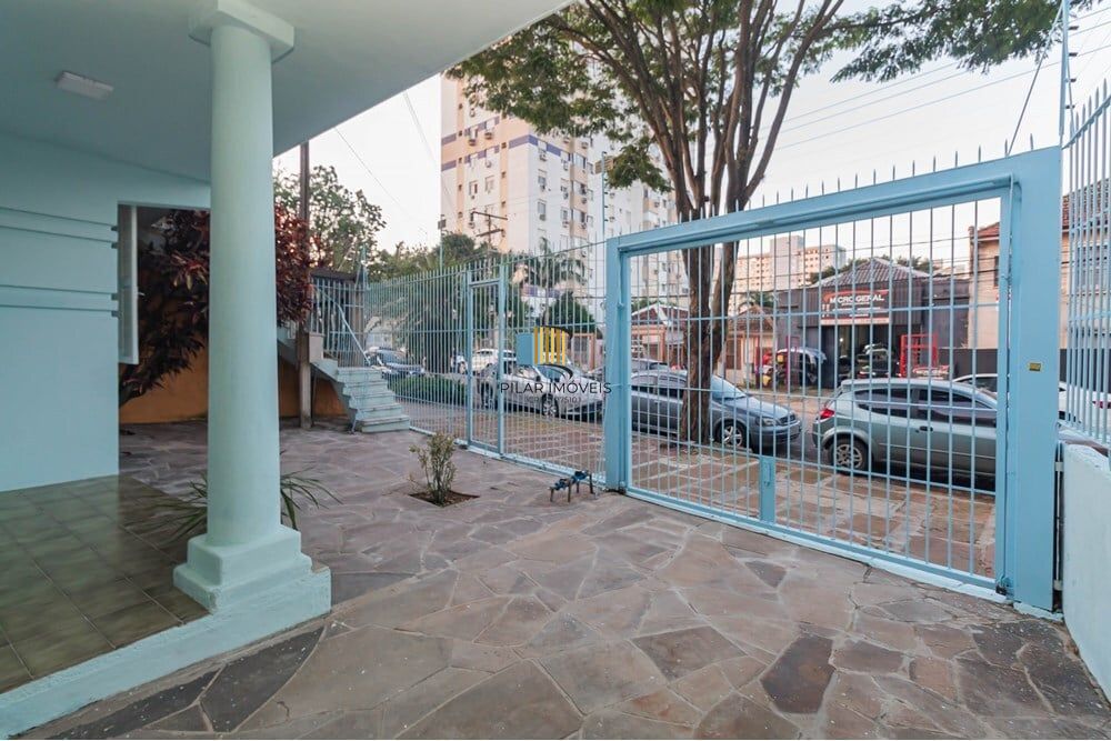 Casa 6 dormitórios no bairro Santana