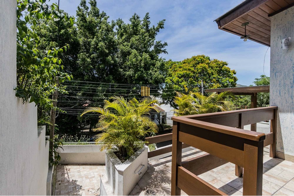 Casa 3 dormitórios no bairro Medianeira