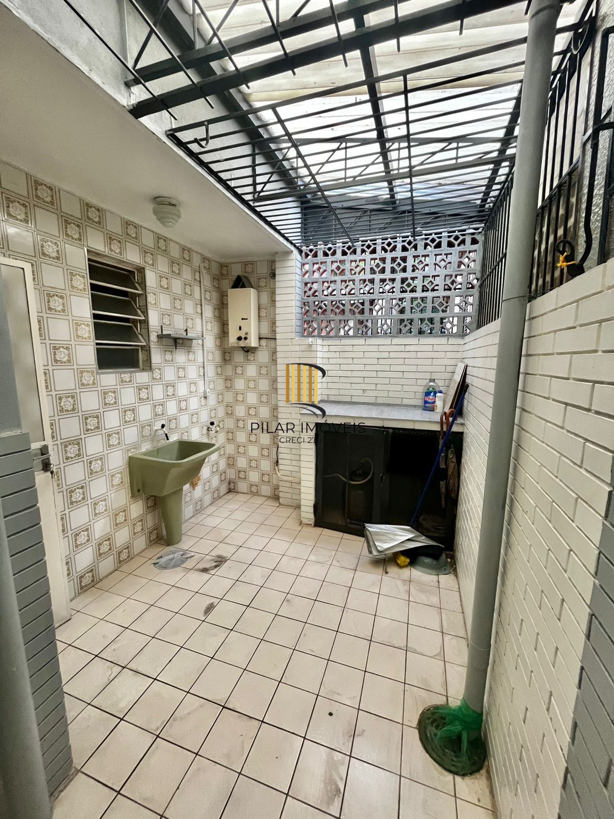 Apto térreo, 01 dorm, água quente, área fechada, 50 m², 200 m do Shopping Wallig