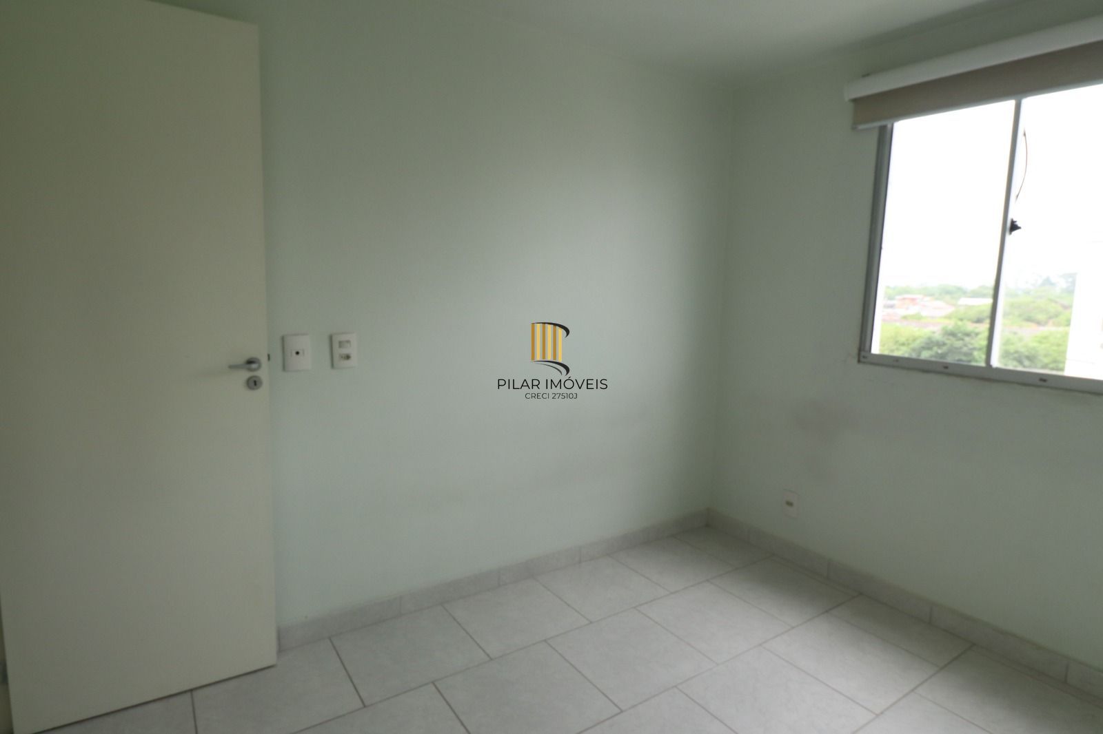 Vende ótimo apto de 02 dormitórios, 01 vaga, sol da manhã, Bairro Sarandi