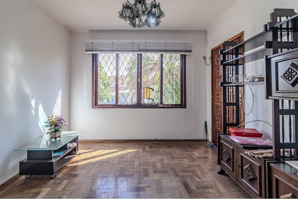 Casa 6 dormitórios no bairro Passo da Areia
