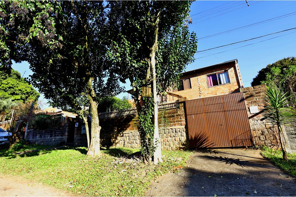 Casa 6 dormitórios no bairro Lomba do Pinheiro
