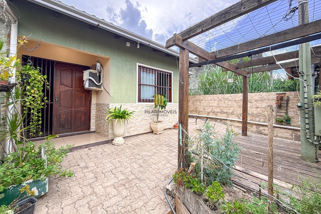 Casa 3 dormitórios no bairro Igara