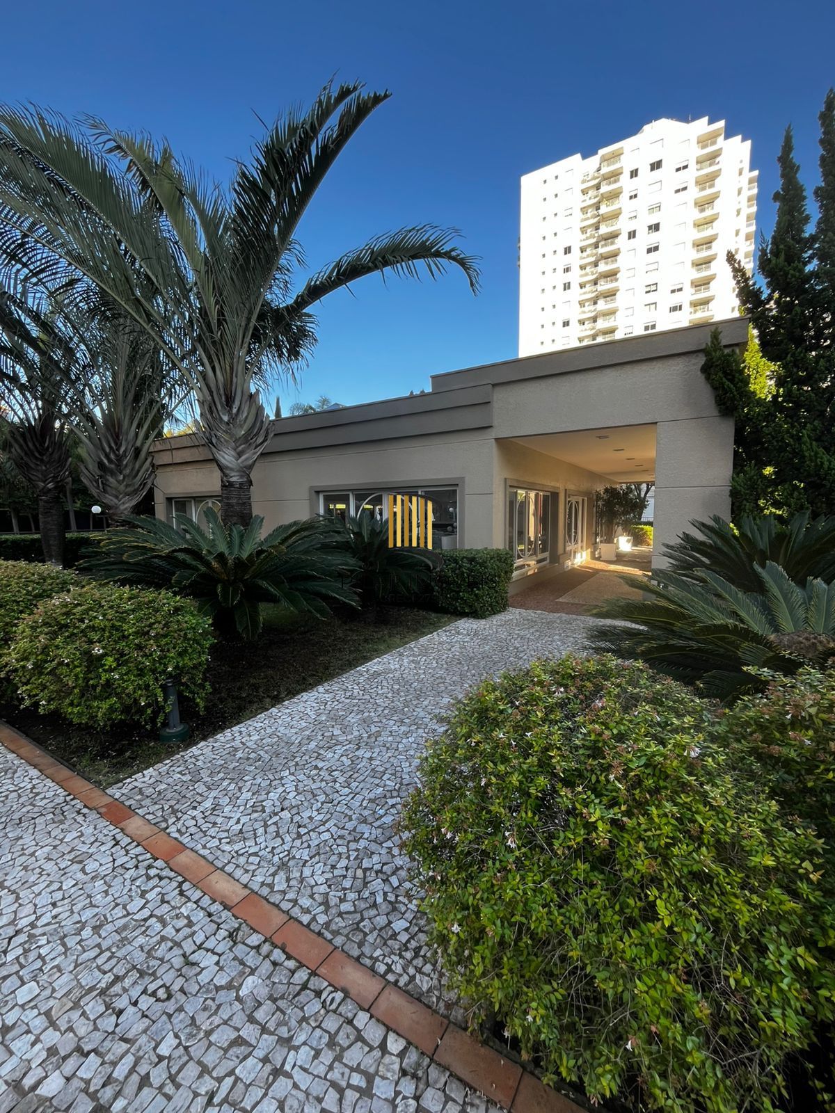 Lindo apto no Jardim Europa, 10º andar, sol e vista, mobiliado, 02 vagas fixas