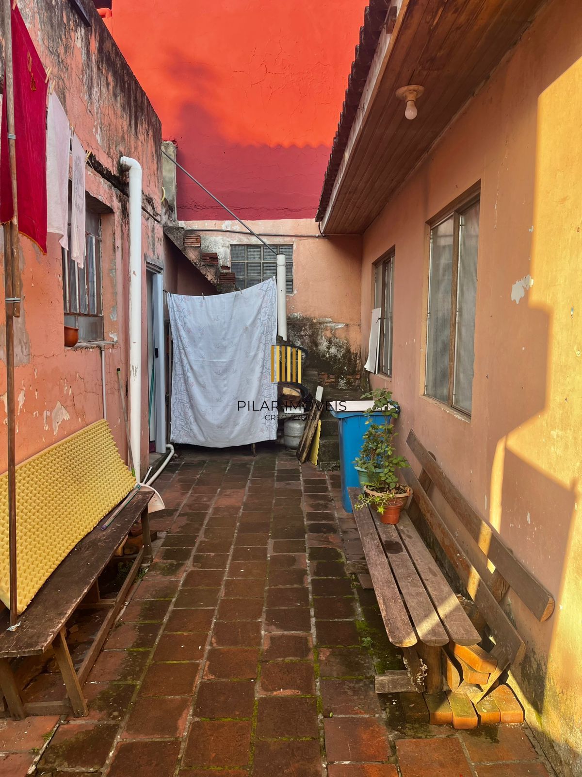 Casa na Rua Marista, Partenon, com 11,00 de frente por 23,00 de frente a fundos