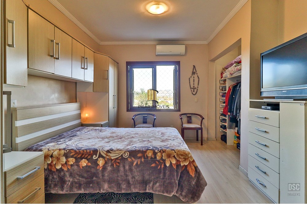 Casa 5 dormitórios no bairro Ipanema