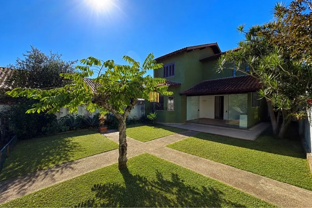 Casa 4 dormitórios no bairro Guarujá