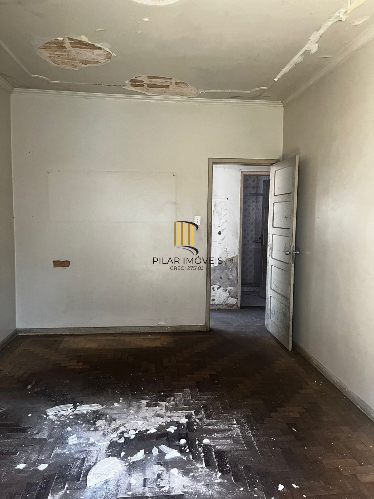 Casa no Passo da Areia, precisa reformas, terreno de 270 m²