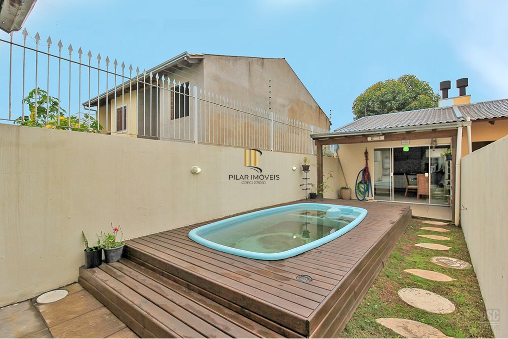 Casa 3 dormitórios no bairro Guarujá