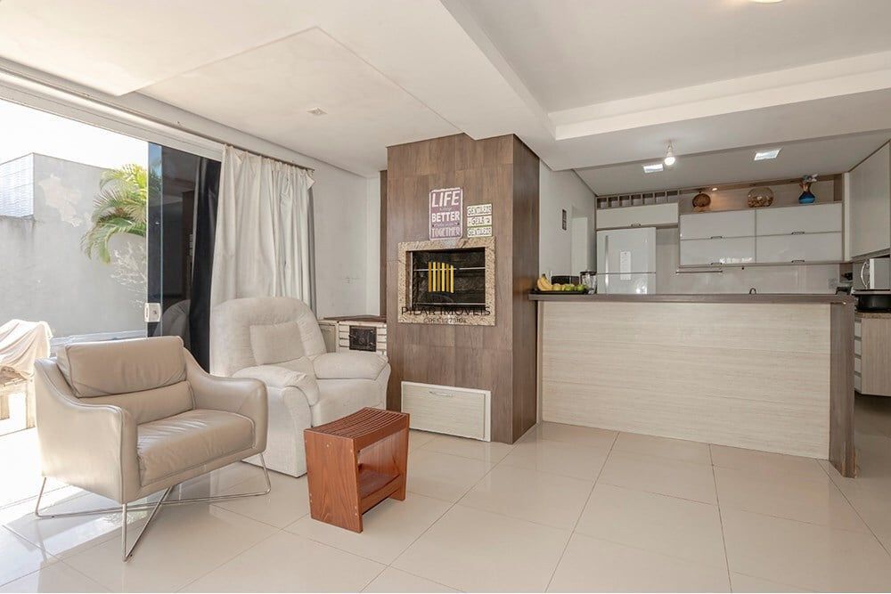 Casa 4 dormitórios no bairro Lomba do Pinheiro