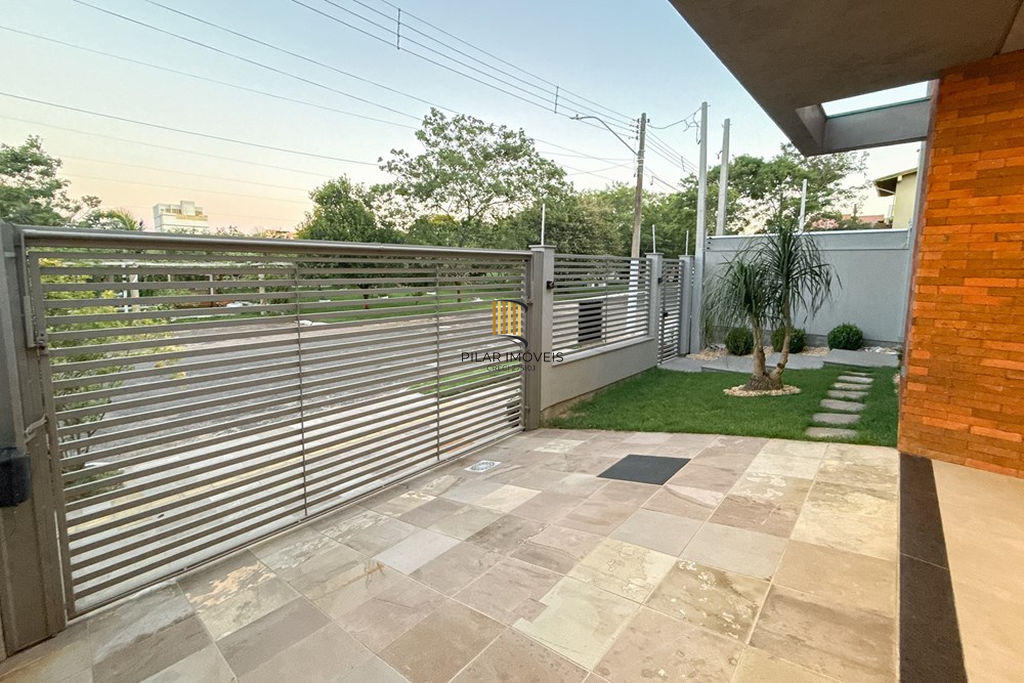 Casa 3 dormitórios no bairro Igara