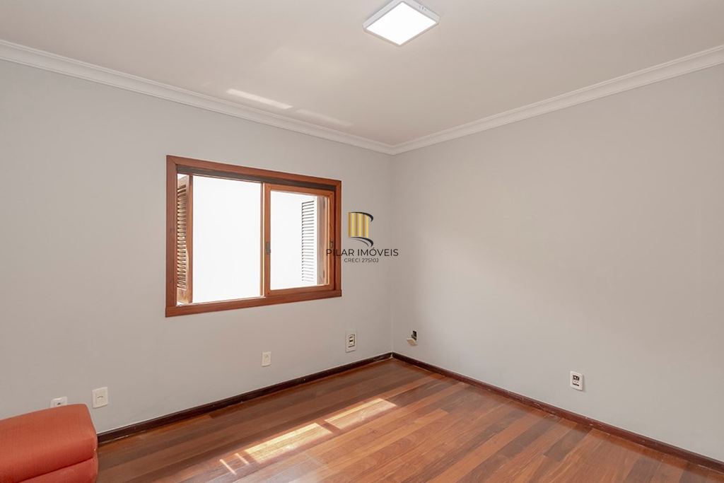 Casa 6 dormitórios no bairro Vila Jardim