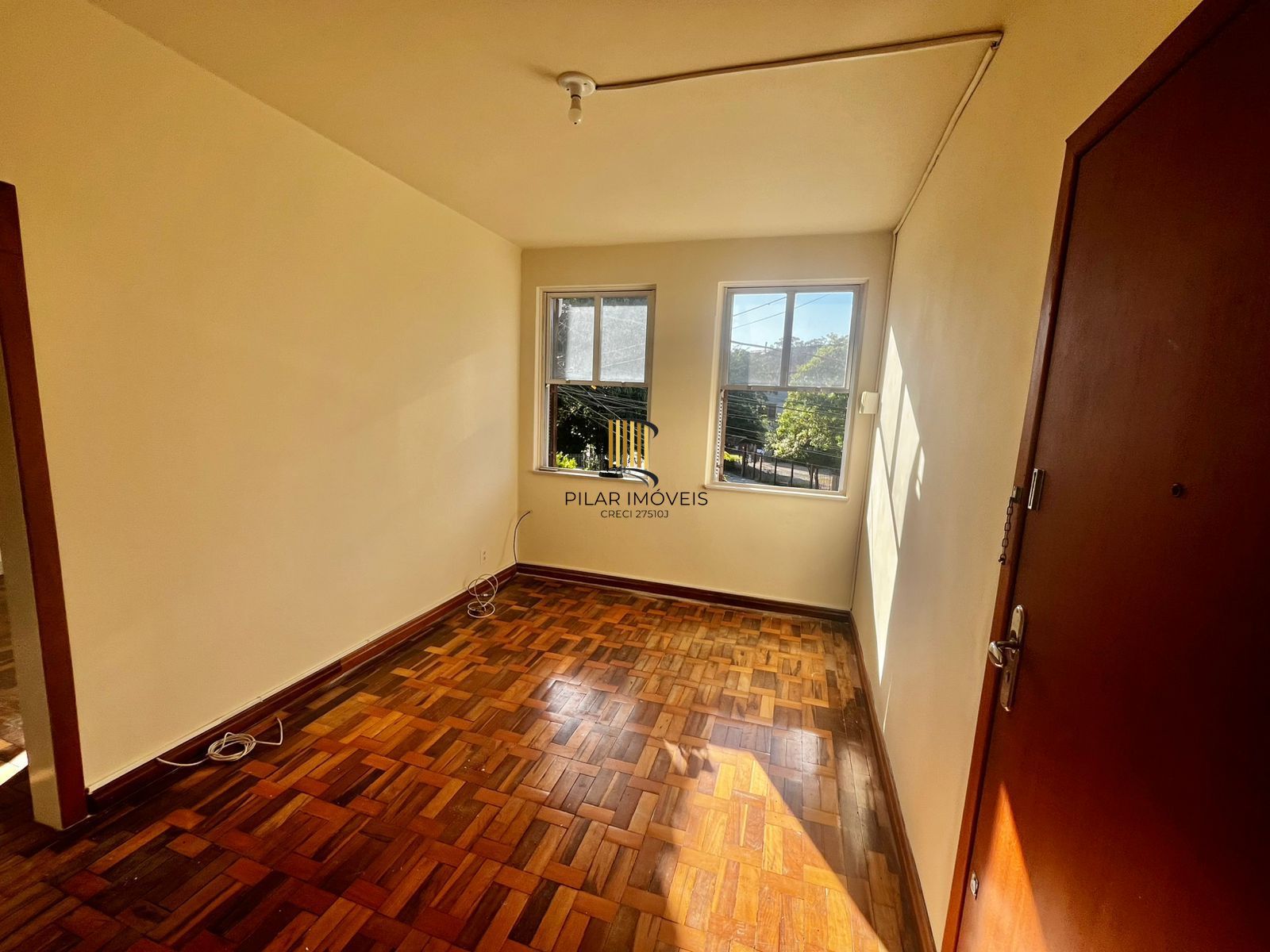 Apto de 02 dorm, sala, banho, cozinha, reformado, desocupado e vaga coberta.