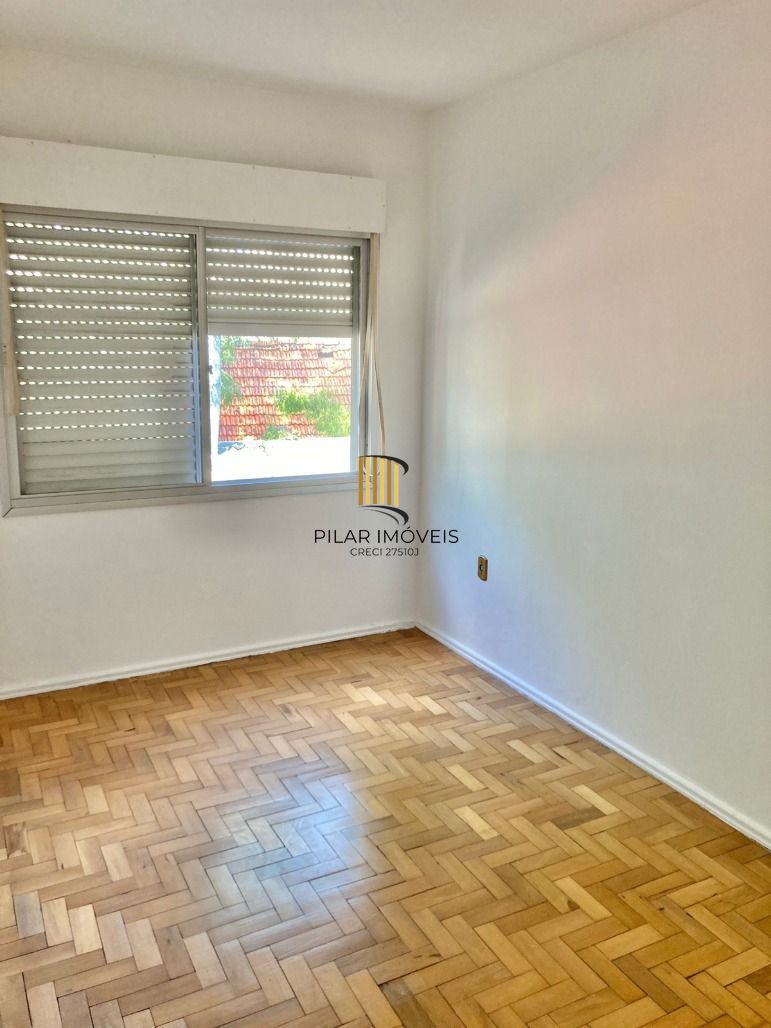 Apto de 02 dorm no Passo da Areia, de fundos, sol da manhã, 01 lance de escada