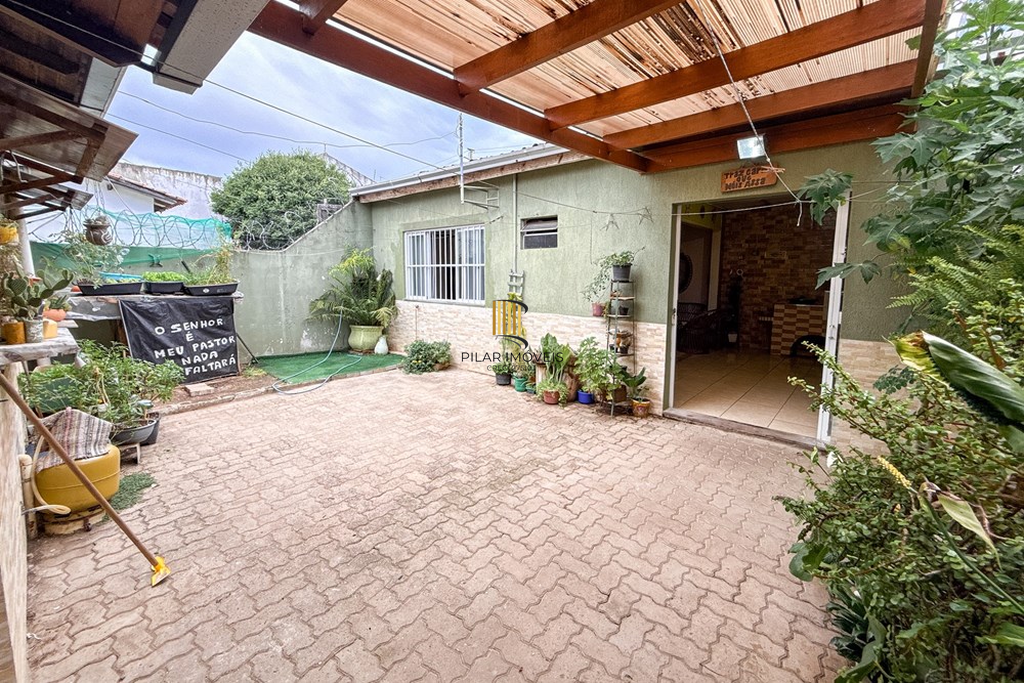 Casa 3 dormitórios no bairro Igara