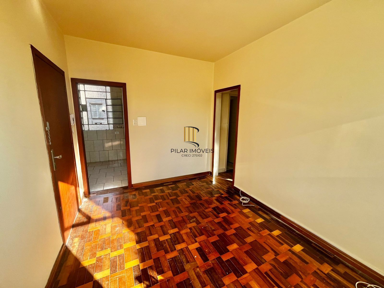 Apto de 02 dorm, sala, banho, cozinha, reformado, desocupado e vaga coberta.