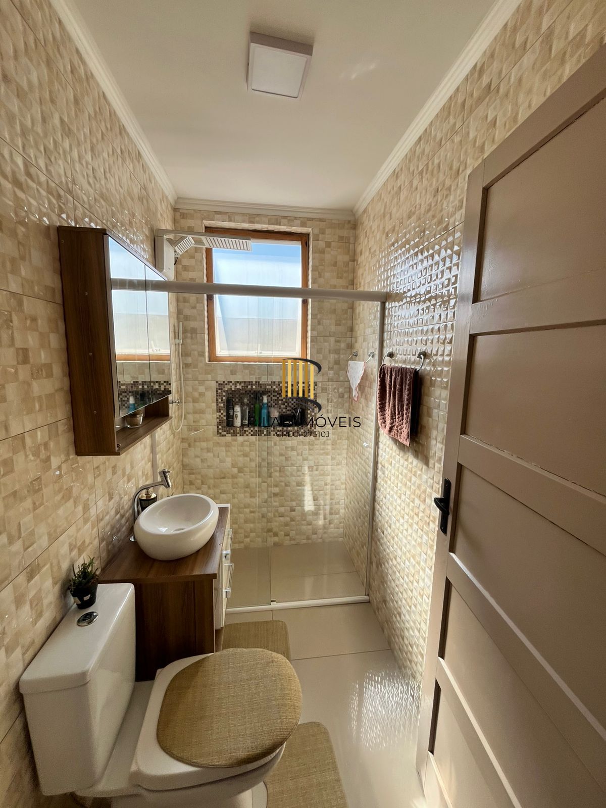 Apto de 02 dorm, sala, banho, cozinha, reformado, 01 lance de escada