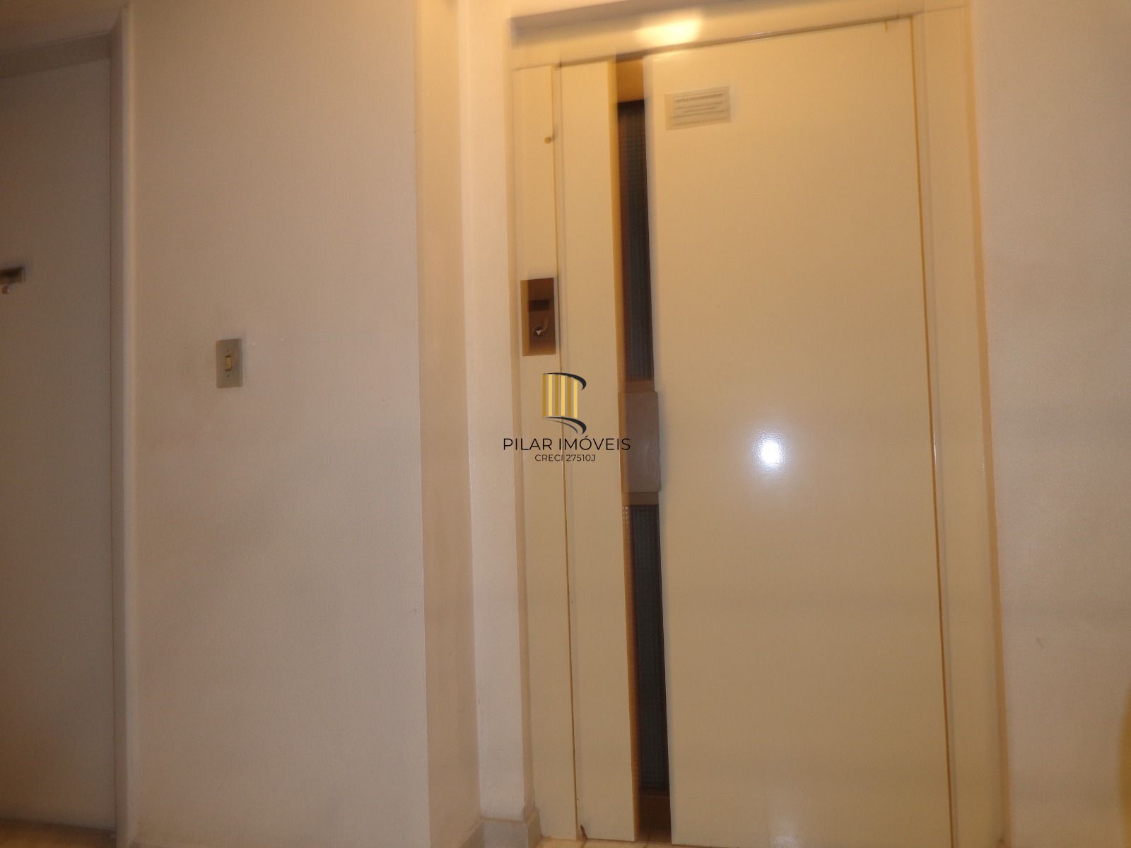 01 dormitório com 50 m2, prédio com elevador