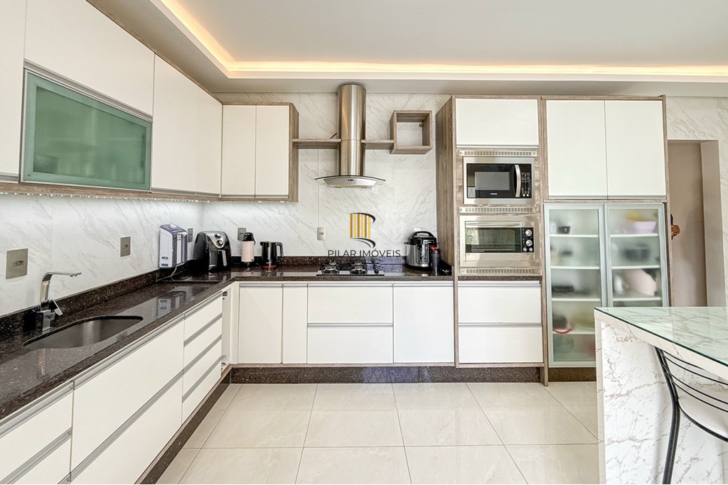 Casa 3 dormitórios no bairro Igara